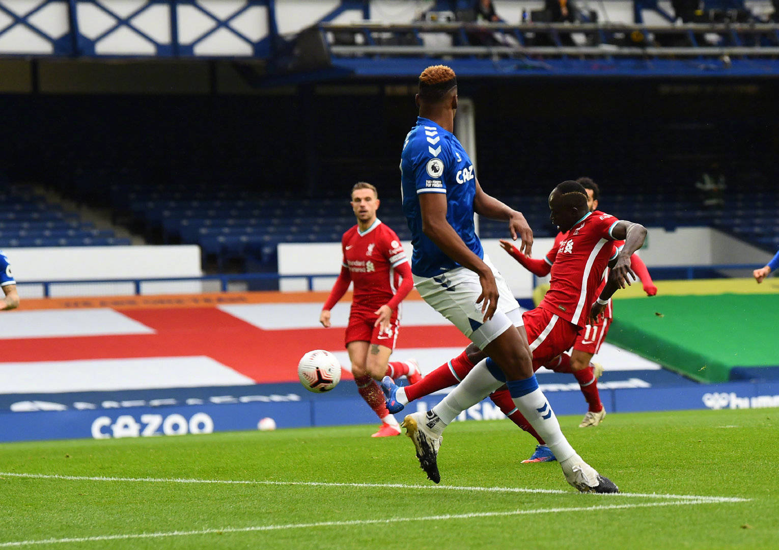 震耳欲聋的 震耳欲聋的